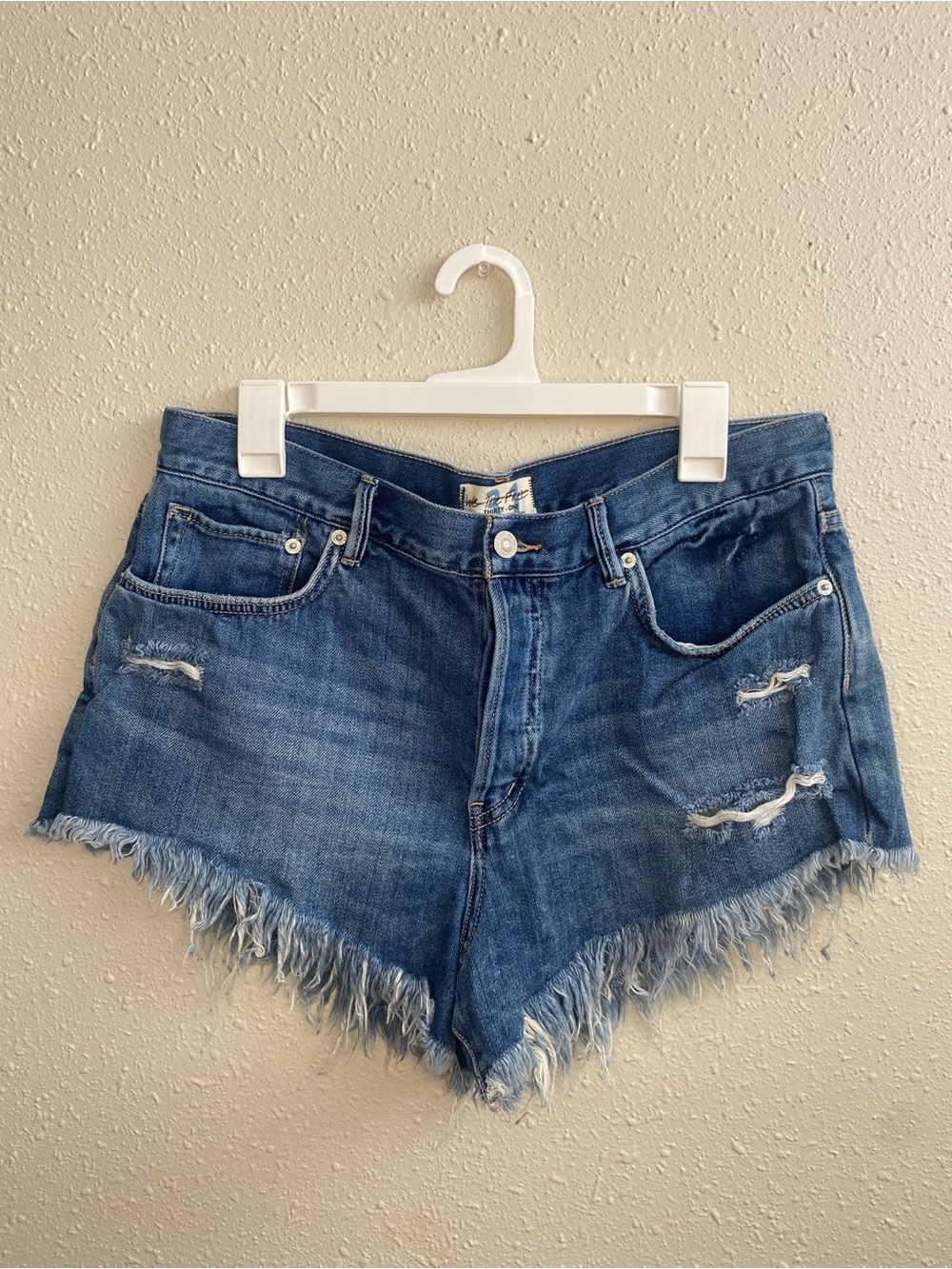 We The Free 100% Cotton Frayed V-Hem Distressed Blue Denim Shorts
